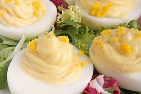 Рецепт закуски: «Яйца, фаршированные сырным кремом с орехами»
