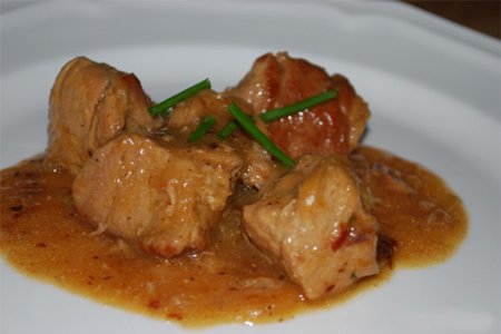 Рецепт тушённого мяса в сливочно-винном соусе