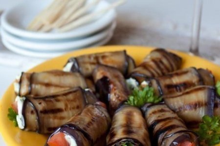 Рецепт «Рулетики из баклажана с фетой и помидорами»
