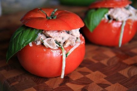 Рецепт салата «Куриный в помидоре»
