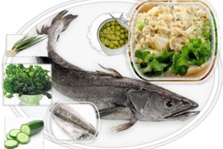 Салат из отварной морской рыбы с зеленью и овощами