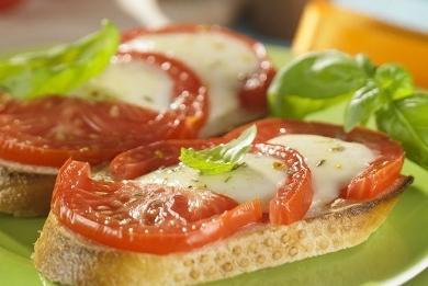 Запеченный бутерброд с помидорами и сыром